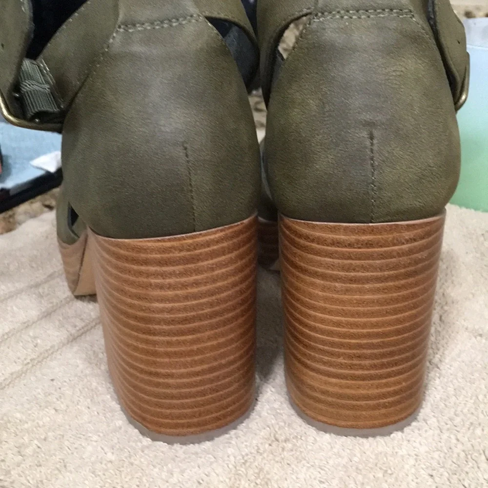 House of Harlow 1960 Olive Green Platform Ankle-Strap Heels Boho Chic Luxury 7.5